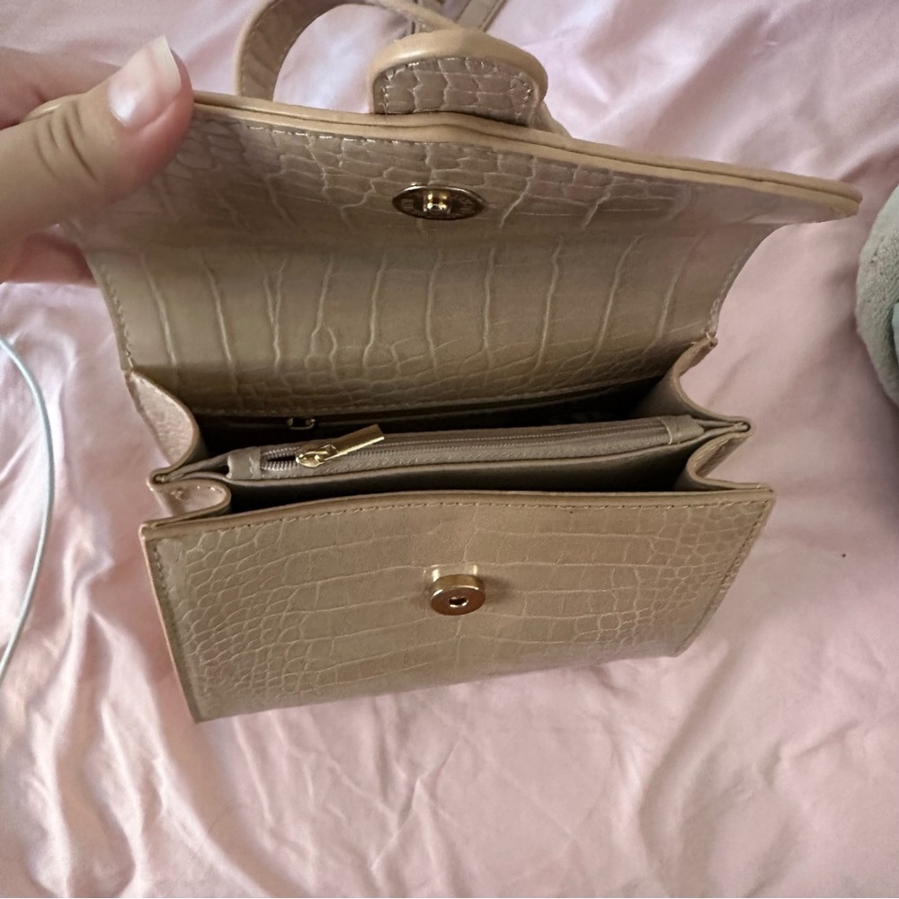 Croc-Embossed Cross-Body Bag - Picture 4 of 5